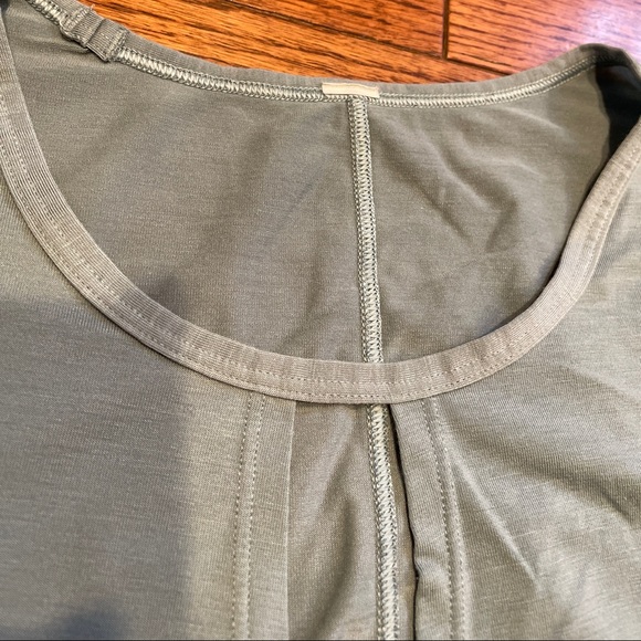 Lululemon round trip tee in blue cast size 6 faux wrap short sleeve - Picture 3 of 8